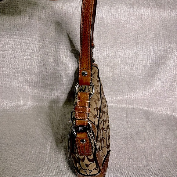 COACH HANDBAG HAND HELD WITH STRAP, BROWN AND TAN COLOR IN GOOD CONDITION. - Picture 4 of 5